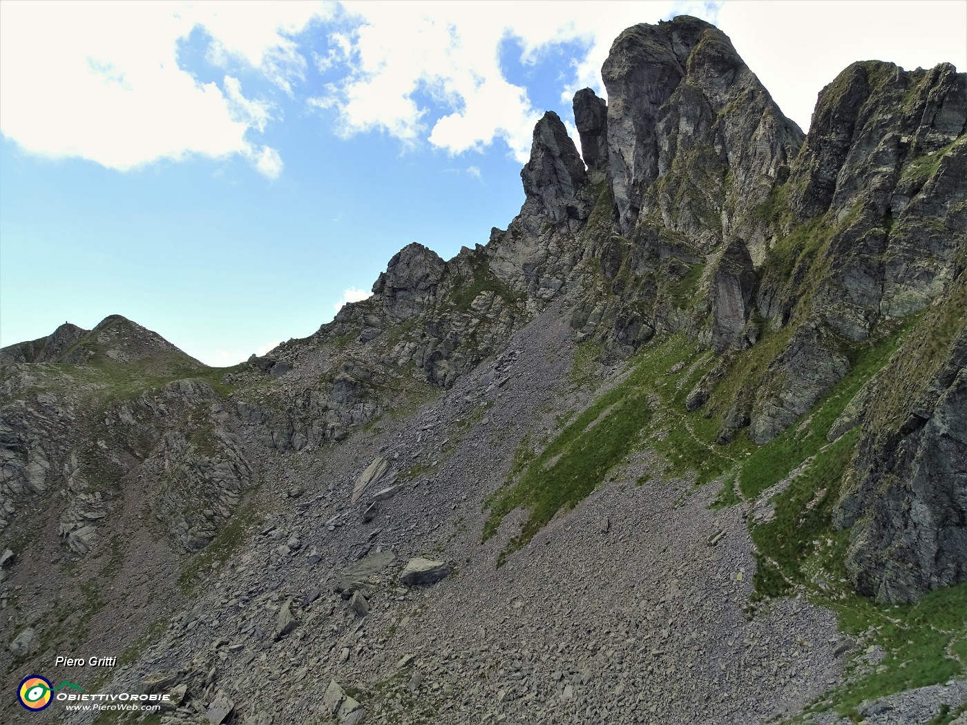 45 Salendo dai Laghi al Monte Ponteranica vista sulle pareti rocciose del Valletto.JPG